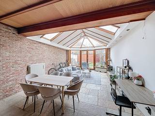 Deze karaktervolle woning biedt een zeldzame combinatie van ruimte en rust in het centrum van Brugge. De lichtrijke woonkamer vloeit naadloos over...