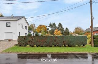 Voor meer info en foto’s, surf naar www.swevers.be<br /> – Deze bouwgrond in het groene en rustige Koersel (Beringen) biedt een ideale kans voor wie droomt van een centraal gelegen gezinswoning. Het perceel van 658 m² heeft een breedte van 12 meter en een diepte van 53 meter, wat mogelijkheden biedt voor een vrijstaande of halfopen bebouwing. De oriëntatie is nog vrij te bepalen, perfect om samen met een architect een optimaal ontwerp te realiseren. Bovendien bestaat de optie om het aanpalend perceel mee aan te kopen voor een nog ruimere open bebouwing (onder voorbehoud van vergunning). De ligging combineert landelijke rust met vlotte bereikbaarheid: scholen, winkels en horeca zijn er al op 1 km, openbaar vervoer op 1,2 km en ontspanning op 3,7 km. De oprit naar de autosnelweg ligt op slechts 7 km, ideaal voor pendelaars richting Hasselt of Genk. Voor meer informatie, bel 011 255 155. Bron bewoonbare oppervlakte: EPC – verslag.