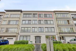 Ontdek dit lichtrijke appartement op de derde verdieping van ca. 90m², gelegen aan de Lambrechtshoekenlaan 291 te Merksem. Dit immo aanbod werd in 2014 volledig gerenoveerd en biedt een instapklare basis voor wie comfortabel wil wonen. Dankzij de centrale ligging in de gemeente geniet je van een uitstekende bereikbaarheid met winkels, scholen en openbaar vervoer op wandelafstand. Een appartement kopen op deze locatie is een slimme keuze.Indeling appartement:- Inkomhal: centrale toegang tot alle vertrekken- Leefruimte: sfeervolle, ruime en lichtrijke woonkamer- Open keuken: moderne keuken met kookeiland en ontbijtbar- Slaapkamers: twee volwaardige kamers- Badkamer: eigentijds ingericht met een ruime inloopdouche- Terras: gezellig, west-georiënteerd terras aan de achterzijde- Kelderberging: handige private opslagruimteBijzonderheden:- Centrale toplocatie in Merksem nabij invalswegen- Volledig gerenoveerd gebouw (2014) en instapklaar- Gunstige attesten: EPC B, elektriciteit conform en asbestveilig- Perfect als investering of voor wie vastgoed zoekt in MerksemBen jij geïnteresseerd in dit vastgoed te koop in Merksem? Aarzel dan niet om ons te contacteren. Dewaele Merksem aan de Lambrechtshoekenlaan 183 staat graag tot uw dienst. Had u graag een gratis schatting van uw eigendom? Bel ons voor een vrijblijvend gesprek of mail naar yannick.schnorbusch@dewaele.comBestuursmaatregelen in het maatregelenregister: nee