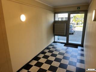 <p><span>Located in charming Edegem, this well-kept apartment presents the ideal combination of comfort and practical location. The stylish entrance hall immediately sets the tone with its beautiful tiling and well-lit ambiance.</span></p><p><span> </span></p><p><span>The apartment features a cozy bedroom, perfectly provided with natural light thanks to the large windows. The master bedroom is spacious with enough room for a comfortable double bed and a baby crib, making it ideal for young families. The living room exudes a warm and inviting atmosphere with its modern décor and generous windows, allowing an abundance of natural light to enter.</span></p><p><span> </span></p><p><span>The kitchen is functionally furnished and equipped with all the necessary appliances, including a washing machine and a modern gas hob. This space is both practical and stylish, ideal for preparing delicious meals.</span></p><p><span> </span></p><p><span>Outside, the garage offers plenty of parking or storage options, a definite plus in this bustling neighborhood. The apartment is in a well-maintained building and is close to local amenities and public transportation, making it an excellent choice for those looking for an easily accessible living environment. </span></p><p><span> </span></p><p><span>In short, this apartment represents an excellent investment for those looking for comfortable living in a dynamic environment. Don't miss this opportunity and discover it for yourself!</span></p><p><span>The property is currently rented out and therefore has a certificate of conformity.  Ideal as a yield property.</span></p><p><span> </span></p><p><span>The garage box is obligatory for sale for 30000 euros. (Unless we find someone who only wants to buy the garage box...)</span></p>