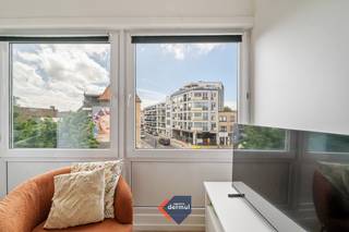 Ontdek dit verzorgd hoekappartement gelegen op de tweede verdieping van een kleinschalige residentie in het hart van Mariakerke-Oostende. Het appartement heeft 1 slaapkamer en heeft een mooi uitzicht. De open keuken en woonkamer geven een ruim gevoel en door de vele raampartijen komt er veel lichtinval binnen in het appartement. Openbaar vervoer en winkels bevinden zich op wandelafstand van het appartement. Dit appartement is ideaal als starter woning of als investering, benieuwd vraag gerust uw bezoek aan.