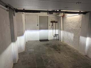 Deze afgesloten garagebox bevindt zich in residentie Saint-Maxime. Inrijden via de Troonstraat 47: maximale inrijhoogte is 1.80 m.De garage bevindt...
