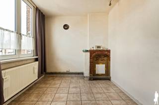 <strong>Centraal gelegen confortawoning</strong><br /><br />Gezellige woning van <strong>ca. 115 m²</strong> op een centrale ligging met 2 slaapkamers. De ligging ervoor dat u gemakkelijk toegang heeft tot het openbaar vervoer, invalswegen, horeca en scholen.<br /><br /><strong>Indeling:</strong><br /><strong>Gelijkvloers</strong><br />- Studio met douchekamer en keuken<br />- Tuin op het zuiden van ca. 30 m²<br /><br /><strong>Eerste verdiep</strong><br />- Leefruimte<br />- Slaapkamer 1 <br />- Slaapkamer 2<br />- Extra kamer die kan dienen als opbergplaats, hobbykamer, ...<br />- Leefruimte<br />- Douchekamer<br /><br /><strong>Bijzonderheden</strong> <br />- Mobiscore <strong>9/10</strong><br />- <strong>Elektrische installatie is conform<br /></strong>- EPC D <br />- Dubbele beglazing met schrijnwerk van PVC <br />- Tuin op het<b> zuiden<br />- Twee keukens<br />- Twee douchekamers<br /></b>- Momenteel is het gelijkvloers verhuurd