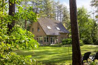 Palton troeven:- Drie slaapkamers- Bureau- Rustige ligging, nabij de Nederlandse grens- Instapklaar- Ruim perceel (ca 2.212 m²)- Volop privacyWelkom...