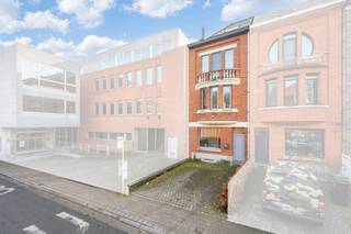 TE KOOP AALSTDeze woning is gelegen op 300 m van het centrum met alle faciliteiten in nabijheid. De oprit naar E40 Brussel – Gent is op amper 3...