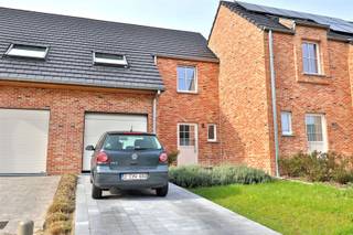 RECENTE WONING IN RUSTIGE BUURT In een rustige verkaveling nabij het centrum van Rollegem kijkt deze recente woning uit naar nieuwe bewoners.  Deze...