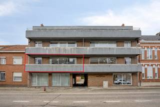 <p><strong>Schaffen (Diest): instapklaar appartement te koop met 3 slaapkamers, en garage</strong></p>

<p>Dit appartement is gelegen in Schaffen, een deelgemeente van Diest, met een vlotte verbinding naar de autostrade en op korte afstand van het treinstation en openbaar vervoer. Het centrum van Diest bevindt zich op fietsafstand, wat zorgt voor een ideale combinatie van rustige ligging en uitstekende bereikbaarheid. Perfect voor wie comfortabel wil wonen met alle voorzieningen binnen handbereik.</p>

<p>Het appartement bevindt zich op de eerste verdieping en is instapklaar. Met een vernieuwde keuken (2015) en airconditioning in de woonkamer (zowel warm als koud), geniet u hier van hedendaags comfort. Dankzij de praktische indeling en vlotte toegankelijkheid is dit een ideale woonst voor gezinnen, koppels of investeerders.</p>

<p><strong>Indeling:</strong></p>

<ul><li><strong>Eerste verdieping: </strong>inkomhal, apart toilet, ruime woonkamer met elektrische inbouwcassette, volledig uitgeruste keuken, nachthal, drie slaapkamers, badkamer met douche, berging, en terras</li><li><strong>Kelder:</strong> privatieve kelderberging</li><li><strong>Buiten:</strong> garagebox met automatische poort</li></ul>

<p><strong>Troeven:</strong></p>

<ul><li>Instapklaar appartement</li><li>Airco (warm/koud) in woonkamer</li><li>Privatieve garagebox met automatische poort</li><li>Uitstekende ligging nabij station en centrum</li><li>Ideaal als investering</li></ul>

<p>Op zoek naar een comfortabel en instapklaar appartement op een strategische ligging? Ontdek zelf de troeven van deze eigendom in Schaffen en plan vandaag nog uw bezoek!</p>

<p><strong>JOUW DROOMWONING. ZO GEVONDEN!</strong></p>