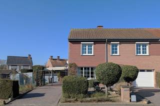 <p><span>Deze instapklare woning met 4 slaapkamers ligt in een rustige woonwijk aan de Frayenhofstraat te Lanaken. De woning is altijd goed onderhouden en heeft de afgelopen 11 tot 12 jaar heel wat vernieuwingen gekend. Zo heeft de eigenaar o.a. de badkamer, ramen, deuren, klinkers en het dak vernieuwd. Daarbij werd de woning voorzien van airco's en een pelletkachel. Op enkele minuten van de woning vindt u wandelgebieden, een school, bushaltes en supermarkten/winkels terug. Tot slot heeft de woning een goede bereikbaarheid met omliggende (deel)gemeentes en Maastricht (NL).</span></p><p><span> </span></p><p><span>Pluspunten van de woning: </span></p><p><span>- Rustige woonwijk te Lanaken met wandelgebieden, een school, bushaltes en supermarkten/winkels in de nabije omgeving;</span></p><p><span>- omliggende (deel)gemeentes en Maastricht (NL) makkelijk te bereiken;</span></p><p><span>- vernieuwingen: badkamer, raampartijen, deuren, klinkers, dak, airco's, pelletkachel ...;</span></p><p><span>- de woning telt 4 slaapkamers; </span></p><p><span>- zolderruimte aanwezig;</span></p><p><span>- de eigenaar voorziet een conform keuringsverslag elektriciteit; </span></p><p><span>- elektrische rolluiken op gelijkvloers;</span></p><p><span>- parkeermogelijkheden: twee opritten, carport en garage met sectionale poort.</span></p><p><span> </span></p><p><span>Wilt u de woning bezoeken of wenst u meer informatie te ontvangen? Neem dan gerust contact op via Mike@jemar.be of 0487 96 38 96.</span></p>