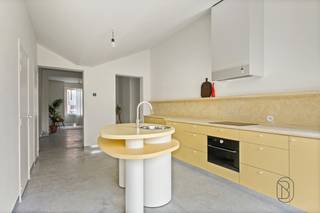 Gerenoveerde en instapklare woning op een bijzonder fijne locatie. De woning beschikt over twee comfortabele slaapkamers, een kelder, een vernieuwde badkamer en een nieuwe, praktische keuken. In de ruime en lichtrijke leefruimte voelt elke dag aangenaam aan. Buiten geniet je van een grote, zonnige tuin met een mooi terras.<br /><br />Met school en winkels op wandelafstand, en een uitstekende verbinding naar de R8 en het centrum, biedt deze woning een perfecte combinatie van comfort, rust en bereikbaarheid. Een mooie kans voor wie zorgeloos wil wonen<br /><br />Meer info of plan je bezoek via denis@immobeguin.b