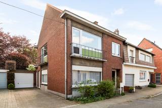 Deze te renoveren HOB is gelegen op wandelafstand van het centrum van Stabroek, waar u alle noodzakelijke voorzieningen als winkels, scholen...