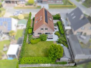 Rustig gelegen, zeer net onderhouden open bebouwing met prachtige, zongerichte tuin.STARTPRIJS: Elk bod boven deze startprijs, wordt voorgelegd aan de eigenaars, die al dan niet kunnen in gaan op dit aanbod.Deze energiezuinige gezinswoning is gelegen in een rustige doodlopende straat en werd doorheen de jaren zorgvuldig vernieuwd en met de grootste zorg onderhouden.De woning combineert comfort, energiezuinigheid en een aangename woonomgeving met een prachtige zongerichte tuin en tuinhuis, waar u in alle rust kunt genieten.Binnenin geniet u van een ruime inkomhall met gastentoilet, lichtrijke leefruimte met zicht op de smaakvol aangelegde tuin met terrassen en de volledig geïnstalleerde moderne keuken, beide volledig vernieuwd.Handige wasplaats, ruime garage met automatische poort en oprit voor verschillende wagens.Op de bovenverdieping zijn er 3 volwaardige slaapkamers met inmaakkasten, aparte bureelruimte, sauna/infraroodcabine en de badkamer met inloopdouche, ligbad, dubbele lavabomeubel en toilet.Handige opbergzolder.Ook op vlak van energie en duurzaamheid scoort deze woning uitstekend dankzij de aanwezigheid van de recent geplaatste zonnepanelen, thuisbatterij, airco, laadpaal…Deze instapklare woning is de ideale combinatie van een comfortabele en tijdloze thuisomgeving met veel ichtinval, een praktische indeling en dit op een rustige ligging!Voor meer informatie contacteer Regine: 0493 112 050 - regine@correctvastgoed.be👉 Online schattingstool: https://www.correctvastgoed.be/schatting