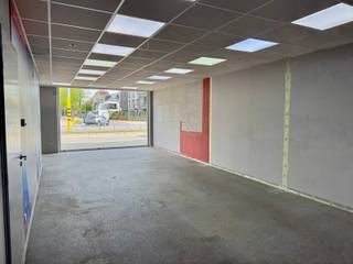 <p>Op <strong>wandelafstand van het centrum van Mol</strong> bevindt zich deze <strong>gelijkvloerse handelsruimte of gelijkvloers appartement</strong> met een <strong>totale oppervlakte van ca. bruto 100 m²</strong>. Dankzij de praktische indeling en centrale ligging vormt dit pand een interessante opportuniteit voor wie op zoek is naar een commerciële ruimte met diverse mogelijkheden.</p>
<p>De handelsruimte omvat momenteel een <strong>winkelruimte van ca. 60 m²</strong>, aangevuld met <strong>drie ruime bergingen</strong> die perfect dienst kunnen doen als stockageruimte. Verder beschikt het pand over een <strong>keukenruimte van ca. 8 m²</strong>, een <strong>badkamer</strong> en een <strong>apart toilet</strong>. Als extra troef is er ook nog een <strong>gemeenschappelijke binnentuin</strong> aanwezig.<br /><br /><strong>Extra voordeel:</strong><span> er is bovendien een </span><strong>bestemmingswijziging mogelijk naar een appartement</strong><span>, wat dit pand ook interessant maakt voor wie op langere termijn een residentiële invulling overweegt. Daarnaast zijn </span><strong>alle binnenmuren uitgevoerd in gyproc</strong><span>, waardoor de </span><strong>indeling zeer eenvoudig aanpasbaar</strong><span> is aan uw noden (commercieel of toekomstig woonconcept).</span></p>
<p><span>Tot en met maart was het pand verhuurd aan </span><strong>€ 1.200 per maand</strong><span>, wat het investeringspotentieel mooi onderstreept. Dit biedt u vandaag een sterke uitgangspositie: u kan het pand opnieuw verhuren om een aantrekkelijk rendement na te streven, of het meteen inzetten voor eigen uitbating</span></p>
<p>Op technisch vlak scoort dit eigendom eveneens goed:</p>
<ul>
<li><strong>EPC-label D</strong>, en voldoet dus nog aan de huidige normen</li>
<li><strong>Volledig asbestveilig</strong></li>
<li><strong>Verwarming op aardgas</strong></li>
<li><strong>Gasketel recent gekeurd</strong></li>
</ul>
<p><span>Kortom, deze handelsruimte combineert een <strong>gunstige ligging</strong>, een functionele basis én </span><strong>flexibele (her)indelings- en gebruiksmogelijkheden</strong><span> — ideaal voor zowel eigen gebruik als investering.</span></p>