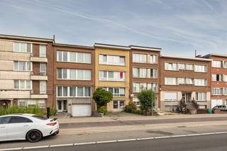 Dit te renoveren appartement ( 76m²) heeft 2 slaapkamers ( 14m² - 7m²)<br /><br />Het appartement is gelegen op de 2de verdieping van een klein gebouw.<br /><br />De living (35m²) is op een vinylvloer.<br /><br />De ramen ( PVC Dubbel) zijn zowel vooraan als achteraan juist vernieuwd.<br /><br />Keuken is te installeren.<br /><br />De badkamer heeft een wc, een lavabo en een douche.<br /><br />Het appartement heeft ook een aparte berging op het gelijkvloers.<br /><br />Stedenbouwkundige inlichtingen in aanvraag.<br /><br />Voor meer info of een bezoek ter plaatse kan u vrijblijvend contact opnemen met Philip op het nr.: 0476/999.029 of philip@reds.be