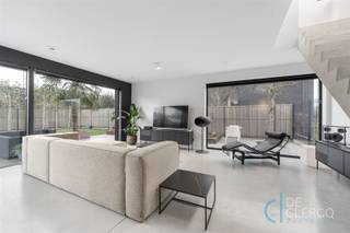 Deze zeer goed onderhouden vrijstaande villa is een strak architecturaal pareltje in de eigentijdse industriële stijl. De ligging in een doodlopende...