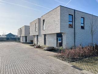 Stap binnen in jouw toekomstig huis, een oase van rust in een groene omgeving. Deze prachtige duurzame en energiezuinige A+ halfopen woning bestaat uit twee bouwlagen.<br />Het gelijkvloers biedt modern comfort met inkomhal, toilet, wasplaats met warmtepomp, ingerichte keuken met toestellen en aansluitende living. Op de eerste verdieping vind je drie gezellige slaapkamers, een luxueuze badkamer met inloopdouche en een apart toilet voor extra gemak. Bijhorende technische ruimte met D-ventilatie. Je tuin wordt omheind.<br /><br />Prijs excl. aankoopkosten en btw.<br /><br />Meer info via 09 280 60 60 of info@durabrik.be.<br />Download de brochure op https://www.durabrik.be/nl/nieuwbouwprojecten/puurs-sint-katharinastraat<br />*beelden zijn indicatief