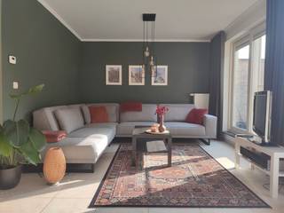 Instapklare duplex met 3 slaapkamers, 2 terrassen en garage in Lanklaar<br />Ruimte, licht en twee terrassen waar je de hele dag van de zon kan genieten.<br /><br />In een rustige buurt in Lanklaar vind je dit goed onderhouden duplexappartement met drie slaapkamers. Dankzij de indeling over twee verdiepingen heb je een duidelijke scheiding tussen wonen en slapen, wat zorgt voor extra comfort.<br /><br />De leefruimte is erg lichtrijk en biedt voldoende plaats om comfortabel te wonen. Aansluitend vind je een aparte, volledig uitgeruste keuken.<br />Verder zijn er drie slaapkamers en een ruime badkamer met zowel bad als douche en een praktisch badkamermeubel met voldoende opbergruimte.<br />Ook een aparte berging en de privékelder zorgen voor extra comfort.<br /><br />Een sterke troef zijn de twee ruime terrassen. Het achterste terras is zuidoost gericht, het voorste terras west. Hierdoor kan je op elk moment van de dag wel ergens van de zon genieten.<br /><br />Het appartement beschikt daarnaast over een aparte garage vooraan het gebouw.<br /><br />De ligging is rustig en praktisch: op wandelafstand van een supermarkt en een school, op ongeveer 400 meter van het kanaal (ideaal om te wandelen of fietsen) en op een korte afstand van Maasmechelen Village en Terhills.<br /><br />Belangrijke kenmerken:<br />- Bouwjaar 2008<br />- EPC: B<br />- Elektriciteit is conform<br />- Lage gemeenschappelijke kosten<br />- Goed onderhouden en lichtrijk<br />- Twee terrassen met verschillende oriëntaties<br />- Garage<br />- Kelder en berging<br /><br /><br />Interesse? Neem gerust contact op voor meer info of een bezoek.
