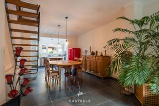 In een rustige straat in het bruisende Gent bevindt zich deze charmante, volledig gerenoveerde gemeenschapswoning met een privatief karakter en gedeelde voorzieningen.<br /><br />Een woning met karakter en potentieel<br /><br />De woning werd in 2021 volledig gerenoveerd en straalt vandaag kwaliteit en comfort uit. Ze beschikt over een lichte leefruimte met open keuken, waar een nieuwe Velux zorgt voor natuurlijke lichtinval en een aangename sfeer. De leefruimte staat rechtstreeks in verbinding met een privatief terras, ideaal om van het zonnetje te genieten.<br /><br />De woning heeft momenteel twee slaapkamers, waarvan één ingericht is als grote opbergruimte op de tweede verdieping. Deze ruimte biedt de mogelijkheid om er een zeer ruime slaapkamer van te maken of ze op te splitsen in twee aparte kamers, afhankelijk van uw noden. Bovenaan is er nog een zolderruimte, perfect als opslagruimte.<br /><br /><u><strong>Indeling van de woning</strong></u><br />• Gelijkvloers: lichtrijke leefruimte met open keuken, toegang tot privatief terras<br />• 1e verdieping: master bedroom, moderne badkamer met inloopdouche en dubbele lavabo<br />• 2e verdieping: grote open ruimte met potentieel voor extra slaapkamer(s)<br />• Zolder: handige opbergruimte<br /><br /><u><strong>Gemeenschappelijke troeven</strong></u><br /><br />Via een gemeenschappelijke poort bereik je de woninggemeenschap, die deel uitmaakt van een groter woonerf. Je geniet van een gemeenschappelijke stadstuin, gedeeld met andere bewoners, waar verbondenheid en privacy hand in hand gaan.<br />• Geen syndicus, maar wel een kleinschalige gemeenschap<br /><br /><strong><u>Troeven van deze woning</u></strong><br />• Volledige renovatie in 2021<br />• Instapklaar en modern afgewerkt<br />• Bewoonbare oppervlakte: 115 m²<br />• 2 ruime slaapkamers<br />• Mogelijkheid tot extra kamers op de 2e verdieping<br />• Extra zolderruimte voor opslag<br />• Uitgeruste badkamer met inloopdouche en dubbele badkamer<br />• Privaat terras<br />• Gedeelde tuin<br />• Perfect voor starters, koppels, gezinnen of investeerders<br /><br />Deze woning biedt een uitstekende combinatie van wooncomfort, ruimte en toekomstgerichte mogelijkheden.<br />Interesse? Contacteer ons en ontdek zelf het potentieel van dit pand!