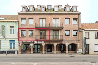 Ruim 2-slaapkamer appartement te koop gelegen op de eerste verdieping te centrum Gistel, langs de Stationsstraat. Indeling: - inkomhal- berging...