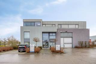 Gelegen vlakbij de autostrade en verschillende invalswegen naar Leuven, biedt deze kantoorruimte een uitstekende verbinding naar Leuven en...