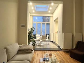 Envoyez-nous votre profil CLEE via notre site web www.abricasa.beSuperbe studio avec cour à Zurenborg!Ce charmant studio se compose d'un coin nuit, d'un salon spacieux, d'une cuisine, d'un débarras, d'une salle de douche et d'une agréable cour intérieure. La cuisine est équipée d'un four, d'un lave-vaisselle, d'une cuisinière et d'une hotte. La combinaison réfrigérateur/congélateur est à fournir par le locataire. Une connexion est prévue pour une machine à laver/sèche-linge. La salle de douche est équipée d'un lavabo, d'une douche et de toilettes. Le studio bénéficie d'un emplacement idéal dans le quartier de Zurenborg, à 10 minutes à vélo du centre-ville, à 5 minutes en voiture de l'autoroute et à moins de 250m des transports en commun. Mobiscore 9,7/10.- Non meublé- Certificat de Performance Énergétique (EPC): 358 kWh/m²an UC: 1840784- Frais mensuels: aucun (électricité, gaz et eau sous contrat propre)- Caution locative: 2 010 euros (3 mois de loyer)- Disponible à partir du: 01/04/2024- Type de contrat: Durée déterminée (1 an) (renouvelable par la suite)- Adresse: Lange Van Ruusbroecstraat 5 bus 1 - 2018 ANTWERPENAbricasa offre un accompagnement immobilier personnalisé et actif de A à Z ! Apprenez à nous connaître !