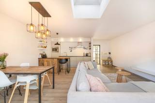 Op de Lage Kaart, een gegeerde locatie in Brasschaat, bevindt zich deze energiezuinige en instapklare rijwoning uit 2015. De ligging is ideaal...