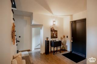 <p><span>Centraal gelegen, instapklare villa met magazijn en o.a. ruime leefruimte, ingerichte keuken, bureelruimte, kelder, 6 slaapkamers, 3 badkamers en zwemvijver op een oost georiënteerd perceel van 4.500 m².</span></p><p><span> </span></p><p><span>INDELING</span></p><p><span> </span></p><p><span>Gelijkvloers</span></p><p><span>Inkomhal op tegelparket, vestiaireruimte, gastentoilet met handenwasser, aparte bureelruimte met ingemaakte kasten en zijdeur naar buiten.  Vanuit de inkomhal toegang tot de zeer ruime leefruimte onderverdeeld in zit- en eetgedeelte.  Deze ruimte geniet veel lichtinval door de grote raampartijen die uitgeven op de tuin.  Aansluitend ingerichte keuken voorzien van koelkast met vriesvak, Miele combi-oven-micro, aparte Miele microgolfoven, vaatwasser, inductievuur, dampkap en dubbele porseleinen wasbak.</span></p><p><span> </span></p><p><span>Eerste</span><span> </span><span>verdieping</span></p><p><span>Op de eerste verdieping is een ruime nachthal die uitgeeft op 2 slaapkamers met ingemaakte kasten die met elkaar verbonden zijn door een douchekamer.  Verder zijn er nog 2 slaapkamers waarvan 1 met ingemaakte kasten en een eigen douchekamer voorzien van douche en wastafel.  De gehele verdieping, uitgezonderd de badkamers zijn op parket.</span></p><p><span> </span></p><p><span>Tweede verdieping</span></p><p><span>D.m.v. vaste trap toegang tot de tweede verdieping.  Hier bevinden zich nog 2 slaapkamers en een zolderruimte.  De tweede verdieping is op laminaatvloer.  </span></p><p><span> </span></p><p><span>Kelder</span></p><p><span>Kelder met voorziening wasmachine en droogkast.  Hier bevinden zich tevens de technische installaties.</span></p><p><span> </span></p><p><span>Tuin</span></p><p><span>Automatische toegangspoort met vooraan veel parkeergelegenheid.  Apart bijgebouw (garage) met automatische poort, dit pand met zolderruimte biedt meerdere mogelijkheden.  Achteraan prachtig aangelegde tuin, volledig omheind die veel privacy geniet met hybride zwemvijver.</span></p><p><span> </span></p><p><span>Bijgebouw</span></p><p><span>Ruim bijgebouw/magazijn met voorziening water en elektriciteit waar zich ook de omvormer van de zonnepanelen bevindt.</span></p><p><span>Deze ruimte is voorzien van vaste trap met volwaardige zolder.</span></p><p><span> </span></p><p><span>Bijzonderheden</span></p><p><span>-Centraal gelegen nabij uitvalswegen naar Antwerpen en Nederland</span></p><p><span>-Ruim bijgebouw (garage) met diverse mogelijkheden</span></p><p><span>-Zonnepanelen </span></p><p><span>-Prachtig aangelegde tuin met hybride zwemvijver</span></p><p><span> </span></p>