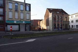 <p><span>Unieke investeringsopportuniteit Bouwgrond voor 8 appartementen en parkeerplaatsen</span></p><p><span>Op een strategisch gelegen perceel bevindt zich deze uitzonderlijke bouwgrond voor de realisatie van een modern en kwalitatief appartementsgebouw met 8 volwaardige woonentiteiten en bijhorende parkeerfaciliteiten. Dit project biedt een uitstekende kans voor ontwikkelaars en investeerders die op zoek zijn naar een rendabele en toekomstgerichte vastgoedontwikkeling. </span></p><p><span>De ligging van het perceel vormt een belangrijke troef. Het project situeert zich in een aangename woonomgeving met vlotte verbindingen naar belangrijke invalswegen, openbaar vervoer, winkels, scholen en andere dagelijkse voorzieningen. Hierdoor is het project zowel geschikt voor eindgebruikers als voor verhuur, met een breed doelgroepbereik gaande van jonge gezinnen en alleenstaanden tot senioren en investeerders.</span></p><p><span>Voor dit perceel werd in het verleden reeds een vergunning bekomen voor een appartementsgebouw met 8 appartementen en parkeerplaatsen. Deze bouwgrond vormt een zeldzame opportuniteit om van start te gaan met een kwalitatief woonproject in een markt waar nieuwbouwappartementen sterk gegeerd blijven. Dankzij de combinatie van een gunstige locatie en duidelijke ontwikkelingsmogelijkheden biedt dit dossier een solide basis voor een succesvolle vastgoedontwikkeling.</span></p><p><span>Belangrijkste troeven:</span></p><ul><li><span>8 ruime appartementen</span></li><li><span>Voorziene parkeerplaatsen</span></li><li><span>Sterk verhuur- en verkooppotentieel</span></li><li><span>Geschikt voor investeerders en projectontwikkelaars</span></li></ul>