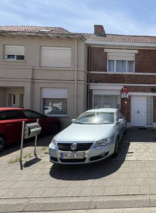 eze instapklare woning is rustig gelegen en vormt de ideale starterswoning. Dankzij de gezellige tuin, twee privatieve staanplaatsen vooraan en de gunstige ligging nabij het stadscentrum, scholen, winkels en belangrijke invalswegen geniet u hier van alle comfort.

<p><strong>Indeling</strong><br />Op het gelijkvloers vindt u een inkomhal, een lichtrijke leefruimte, een open keuken, een veranda, een praktische berging, een badkamer, een apart toilet en een gezellige tuin.</p>

<p>Op de eerste verdieping bevinden zich twee volwaardige slaapkamers.</p>

<p>De tweede verdieping beschikt over een reeds geïsoleerde zolder, die perfect kan worden ingericht als derde slaapkamer, bureau of hobbyruimte.</p>

<p><strong>Troeven</strong></p>

<ul><li>Instapklaar</li><li>Rustige ligging</li><li>Gezellige tuin</li><li>2 privatieve staanplaatsen</li><li>Gunstig EPC</li><li>Conforme elektrische installatie</li><li>Mogelijkheid tot een derde slaapkamer</li><li>Nabij het stadscentrum, scholen, winkels en openbaar vervoer</li></ul>

<p>Bent u op zoek naar een verzorgde woning waar u meteen kunt intrekken? Dan is deze eigendom zeker een bezoek waard!</p>