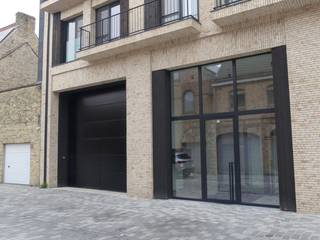 <strong>Dubbele autostandplaats te koop in Diksmuide</strong><br /><br />In het centrum van Diksmuide, op slechts 100 m van de Grote Markt, bieden wij u deze <strong>ondergrondse autostandplaats</strong> te koop aan. U vindt deze standplaats terug in een net en goed onderhouden garagecomplex in Residentie Caramello en is toegankelijk via een automatische toegangspoort. De standplaats heeft volgende afmetingen L: 9,4m x B: 3,4m x H: 1,8m<br /><br />Deze parkeerplaats is ideaal voor wie zijn wagen(s), motorfiets veilig en droog wil stallen in een centrale, goed bereikbare locatie. Dankzij de ruime afmetingen is de standplaats geschikt voor verschillende types voertuigen.<br /><br />Een <strong>praktische en veilige investering</strong> in hartje Diksmuide!<br /> 