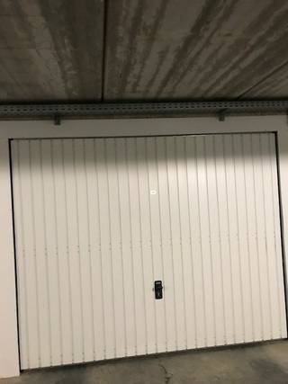 Gemakkelijk toegankelijk! <br />Gesloten garagebox, afmetingen 4.90L x 2.78B m.<br /><br />Maandelijks 115 EUR + 5 EUR provsie kosten = 120 EUR per maand<br />Vrij per 01/04/2025, enkel te huur op jaarbasis.