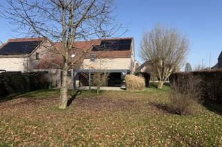 Deze woning dateert van 2007 en is gelegen in een aangename en rustige woonbuurt.<br />Recent werden zonnepanelen geplaatst, een thuisbatterij en een warmtepompboiler, de woning heeft dan ook een mooi EPC van 154 of label B.<br /><br />INDELING: <br />x mooie inkomhal met open beukentrap, vestiaire en gastentoilet; <br />x doorlopende woonkamer met grote ramen naar het overdekt terras; <br />x het terras is voorzien van elektrisch bediende screens; <br />x aparte ingerichte keuken met ondermeer gasfornuis; <br />x praktische berging/wasplaats met buitendeur; <br />x ruime garage met verwarmingsinstallatie, thuisbatterij en warmtepompboiler van 200L.<br /><br />Op de verdieping: <br />x ruime nachthal; <br />x 3 mooie slaapkamers; <br />x dressing met maatkasten (eventueel 4de kamer); <br />x badkamer met ligbad, dubbele lavabo en toilet.<br /><br />x In de woonkamer en de nachthal werd een airco geplaatst (koelen en warmen).<br />x de zolder is bereikbaar via een luik in de nachthal en werd volledig geïsoleerd.<br /><br />Het overdekt terras en de tuin zijn volledig zuidgericht.<br /><br />INTERESSE? Maak dan telefonisch een afspraak voor bezichtiging op het nummer 012 23 00 23 of mail uw vragen aan roland@immo-leroi.be.