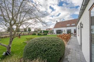 Uniek domein op toplocatie vlakbij het centrum van Knokke!<br /><br />Zelden aangeboden en werkelijk uitzonderlijk: een prachtig gerenoveerde hoeve op een perceel van maar liefst 5.500 m², op wandelafstand van het bruisende centrum van Knokke.<br /><br />Dit eigendom biedt een oase van rust met panoramische zichten over de omliggende velden én beschikt over een tweede, volledig aparte woning. Ideaal voor gezinnen met oudere kinderen, gasten of au pair.<br /><br />De hoofdwoning beschikt over een lichtrijke leefruimte met veranda, open keuken met zicht op de tuin, 4 slaapkamers en 2 badkamers.<br />Het tweede huisje is uitgerust met een eigen keuken, leefruimte, eetkamer en boven twee volwaardige slaapkamers, elk met privébadkamer.<br /><br />Een unieke kans voor wie ruimte, rust en luxe zoekt — op een ongeziene locatie in Knokke!