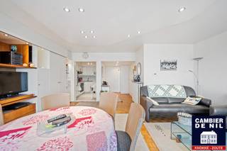 Exclusief te koop: Appartement met frontaal zeezicht en een aangename gevelbreedte ideaal gelegen nabij het Lichttorenplein. <br /><br />Indeling: inkom met gastentoilet en vestiaire, halfopen keuken, ruime eetkamer en living met een breed zeezicht. <br />Twee kamers achteraan waarvan de eerste met een eigen douche en de tweede slaapkamer met een aparte badkamer. eerste kamer met eigen douchekamer, tweede slaapkamer met een aparte badkamer. Beide kamers geven uit op het terras. Berging in het appartement. <br />Privatieve kelder en mogelijkheid tot aankoop dubbele staanplaats op enkele passen van het appartement.<br /><br />EPC: 114 kWh/m² - UC: 20250203-0003520451-RES-1