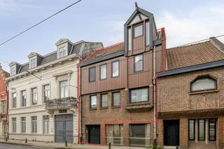 Bent u op zoek naar een investering of een karaktervolle gezinswoning op een uiterst centrale locatie in Gent? Deze charmante stadswoning te koop in de levendige Sleepstraat is ideaal voor u. Met een bewoonbare oppervlakte van 100 m² is dit pand momenteel optimaal ingedeeld en verhuurd als een appartement en een studio. Dit maakt het de ideale opportuniteit voor wie op zoek is naar een stabiele opbrengsteigendom.Wat dit eigendom echter écht uniek maakt, is het enorme potentieel naar de toekomst toe. Met enkele gerichte aanpassingen vormt is er zich een mogelijkheid om dit pand om te vormen tot een gezellige, volwaardige gezinswoning. De indeling leent zich perfect tot het creëren van een open leefruimte met keuken, terwijl de bovenliggende verdiepingen ruimte bieden voor meerdere volwaardige slaapkamers en een comfortabele badkamer.De locatie is een absolute troef: gelegen in de Sleepstraat bevindt u zich te midden van een buurt met winkels, openbaar vervoer en gezellige eetgelegenheden, en dat alles op wandelafstand van het historische centrum van Gent. Of u nu kiest voor de onmiddellijke huuropbrengsten of er uw eigen woning van maakt; de flexibiliteit van dit pand is een zeldzame troef. Troeven:- Nabij stadscentrum- Veel mogelijkheden Interesse? Contacteer ons voor een bezoek ter plaatse. Bestuursmaatregelen in het maatregelenregister: nee