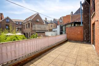 Dit gebouw is gelegen aan de Pliniuswal, prachtige ligging met de Grote Markt op 2 minuutjes stappen.<br />Het gebouw bestaat uit een gelijkvloers en 2 appartementen. IDEAAL INVESTERINGSPAND!<br /><br />INDELING gelijkvloers: <br />x gemeenschappelijke inkomhal met trap naar beide appartementen; <br />x grote gemeenschappelijke bergruimte, met voorzieningen voor wasmachine, CV-installatie en fietsenstalling; <br />x brede sectionaalpoort met grote garage voor zeker 3 auto's; <br />x doorgang naar een gezellig stadskoertje.<br /><br />Verdieping 1:<br />x inkomhal; <br />x woonkamer aan de voorzijde met balkonterras; <br />x naastgelegen keuken; <br />x 2 slaapkamers met toegang tot een groot dakterras aan de achterzijde; <br />x apart toilet; <br />x badkamer met ligbad.<br /><br />Verdieping 2: <br />x inkomhal; <br />x woonkamer aan de voorzijde met balkonterras; <br />x naastgelegen keuken; <br />x 2 slaapkamers; <br />x apart toilet; <br />x badkamer met ligbad.<br />Het appartement op de tweede verdieping is momenteel verhuurd.<br /><br />De appartementen dienen grondig opgefrist te worden.<br /><br />INTERESSE? Maak dan telefonisch een afspraak voor bezichtiging op het nummer 012 23 00 23 of mail uw vragen aan roland@immo-leroi.be.