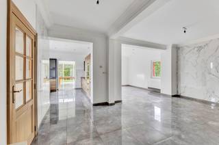 Deze instapklare half-open bebouwing op de Ninoofsesteenweg 216 in Lennik combineert charme met modern wooncomfort. De woning, gebouwd in 1930...