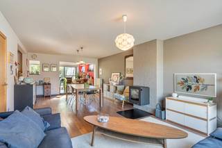 Deze leuke woning is goed gelegen in een verkeersluwe straat en nabij scholen, winkelcentra, sportfaciliteiten, het provinciedomein Kessel-Lo, de op/afrit van de E314 en op 10min fietsen van het centrum van Leuven!<br /><br />In maart 2026 werden de oude ramen vervangen door nieuwe ramen met driedubbel glas en aluminium schrijnwerk. De woning is bovendien voorzien van een installatie met zonnepanelen met een vermogen van 4900Wp en op de oprit is een laadpunt voor elektrische wagens voorzien. <br /><br />Bestaande uit een inkomhal met een apart toilet, een ruime en lichtrijke leefruimte met een zit- en een eetplaats, een moderne en open keuken en een aanbouw met een bureau en een leeshoek. Op de eerste verdieping zijn 3 ruime slaapkamers, een badkamer en een nachthal voorzien. Op de tweede verdieping zijn een nachthal, een vierde slaapkamer en twee bergingen voorzien. De woning is deels onderkelderd. Naast de woning is een oprit voorzien met een garage. <br /><br />De tuin is goed georiënteerd, voorzien van verschillende terrassen en ook bereikbaar via de oprit.<br /><br />EPC 133kWh(B-label)! Niet-overstromingsgevoelig! <br /><br />Indien u deze leuke woning graag bezoekt dan kan u mij steeds bereiken via arnaut@immojanstas.be of op 0495292080.<br /><br />Bijkomende info (EPC, bodemattest, elektriciteitsattest, enz...) kan U hier downloaden ↓