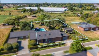 Op de grens van Duffel en Sint-Katelijne-Waver vinden we deze prachtige woning op een perceel van 2.099 m2, helemaal vernieuwd in 2006. Met een bewoonbare oppervlakte van 211 m2 en zijn 4 slaapkamers, beschikt deze woning over heel wat ruimte voor het hele gezin. Bovendien is er een uitstekende EPC-score van 135 kWh/m2 jaar (B-label), dankzij onder meer zonnepanelen, warmtepomp en isolatie.<br /><br />De woning heeft een moderne badkamer op het gelijkvloers en bovendien is er nog een mogelijkheid om een slaapkamer op het gelijkvloers te realiseren. Er is een moderne veranda en een ingebouwd verwarmd zwembad. De woning heeft een ruime garage en 2 stallen. Achteraan de woning is er een weide van 9.714 m2 die mogelijks mee gehuurd zou kunnen worden. <br /><br />Pandenjagers is een innovatief vastgoedkantoor en kiest bewust voor een unieke en transparante aanpak. Bij ons bestaat de totale aankoopprijs altijd uit twee duidelijke onderdelen: de adviesprijs plus onze vaste commissie van 10.000 euro incl. BTW. Dankzij deze open prijsstructuur krijgt u als koper vanaf het eerste moment een eerlijke inkijk hoe de totale prijs van het pand tot stand is gekomen. Voor deze eigendom werd er gekozen voor een prijs op aanvraag. <br /><br />Interesse? Contacteer ons via 015/677.000 of info@pandenjagers.be.