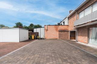 Voor meer informatie, extra foto’s of om een bezoek in te plannen, contacteer Joeri 016 199 346 of joeri.vandeven@homixx.be.<br /><br />Bent u op zoek naar een opbrengsteigendom met een onmiddellijk rendement of een co-housing oplossing? Dan is deze eigendom precies wat u zoekt.<br /><br />Het gebouw omvat twee instapklare en energiezuinige appartementen, elk voorzien van twee slaapkamers, een moderne, volledig uitgeruste keuken en een badkamer. Dankzij de verzorgde afwerking zijn beide appartementen onmiddellijk klaar voor eigen bewoning of verhuur. Achterin is er ook privatief parking voorzien. Voorlopig is er reeds 1 unit verhuurd.<br /><br />Ook op energetisch vlak scoort deze eigendom goed: één appartement beschikt over een EPC-label B, het andere over een EPC-label C.<br /><br />Bovendien biedt de zolder de mogelijkheid om een derde wooneenheid te realiseren (onder voorbehoud van de nodige vergunningen en stedenbouwkundige goedkeuring), waardoor het investeringspotentieel nog verder wordt vergroot. Deze vergunning was in het verleden reeds goedgekeurd. (2012)<br /><br />Voor wie een creatieve co-housing of kangoeroe oplossing zoekt, is dit hét ideale project om samenwonen te combineren met elk toch nog een stukje privé.<br />Via de garagepoort kom je bij een gemeenschappelijk plein uit waar er staanplaatsen zijn, en waar elke unit een eigen tuinhuis heeft. <br /><br />De inkomhal in gemeenschappelijk, beide units hebben eigen nutsvoorzieningen. De zolderverdieping heeft reeds veluxen, maar kan verder naar smaak afgewerkt worden.