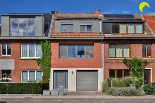 <p><span>Eerste kijkdag zondag 04 oktober - Inschrijven via 03 449 42 41 of hallo@habicom.be</span></p><p><span> </span></p><p><span>Tussen het centrum van Mortsel en Edegem vinden we deze compleet gerenoveerde bel-étagewoning.</span></p><p><span> </span></p><p><span>De woning is volledig instapklaar dankzij:</span></p><p><span> </span></p><p><span>- Nieuwe voorgevel met isolatie</span></p><p><span>- Dak geïsoleerd</span></p><p><span>- Alle ramen vernieuwd</span></p><p><span>- Elektriciteit conform</span></p><p><span>- Zonnepanelen en laadpaal</span></p><p><span>- Nieuwe keuken, badkamer, vloeren, volledige inrichting,...</span></p><p><span>- Ingemaakte kasten</span></p><p><span> </span></p><p><span>Indeling:</span></p><p><span> </span></p><p><span>Op het gelijkvloers komen we binnen in de ruime inkomhal. Hier werden handige inmaakkasten voorzien. Achteraan vinden we een apart toilet en een handige wasplaats.</span></p><p><span>De garage biedt veel volume en geeft achteraan uit op een extra bergplaats met kasten.</span></p><p><span> </span></p><p><span>Op de 1e verdieping hebben we de aangename, lichte living van 42m² met open keuken.</span></p><p><span>De keuken met groot eiland is volledig uitgerust: inductiekookvuur, hetelucht oven + stoomfunctie, ijskast, diepvriezer, vaatwasmachine, waterverzachter, dampkap.</span></p><p><span> </span></p><p><span>De hal naar boven werd mooi afgewerkt met steellook ramen. De trap werd gezandstraald.</span></p><p><span> </span></p><p><span>Op de 2e verdieping bevinden zich 3 slaapkamers. De grootste slaapkamer is uitgerust met ingemaakte kasten en airco.</span></p><p><span>Alle slaapkamers werden voorzien van rolluiken.</span></p><p><span>De badkamer werd smaakvol gerenoveerd. Hier vinden we een douche, dubbele lavabo en toilet.</span></p><p><span> </span></p><p><span>Tot slot is er nog een handige (berg)zolder aanwezig.</span></p><p><span> </span></p><p><span>- Elektriciteit is conform!</span></p><p><span>- EPC: 148 kWh/m²j</span></p><p><span>- Oppervlakte volgens meting EPC</span></p><p><span> </span></p><p><span>Voor een bezoek ter plaatse bel: 03 449 42 41 of mail ons via hallo@habicom.be.</span></p><p><span>Benieuwd naar de waarde van jouw woning? Check het gratis op www.watismijnhuiswaard.be</span></p>