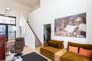 <p><strong>Luxueus duplex penthouse van ca. 167 m², gelegen in een recent nieuwbouwcomplex in Berchem. Op de 7de verdieping geniet u van een prachtig uitzicht op de groene binnentuin van het "Zilverkwartier". Dankzij de centrale ligging bevinden winkels, openbaar vervoer, scholen, ziekenhuizen, parken, gezellige restaurants, koffiebar Mono, Colruyt en belangrijke in- en uitvalswegen zich op wandelafstand.</strong></p>
<p><span>INDELING:</span></p>
<p><span>Via de INKOMHAL met ingemaakte vestiairekast en gastentoilet met handenwasser betreedt u via een stijlvolle smeedijzeren glazen deur de ruime en bijzonder lichtrijke LEEFRUIMTE van ca. 37 m². De indrukwekkende plafondhoogte van maar liefst 5,5 meter en de grote glaspartijen zorgen voor een uitzonderlijke lichtinval. Aansluitend bevindt zich het westgericht TERRAS van ca. 30 m² met een prachtig uitzicht op de binnentuin.</span></p>
<p><span>De luxueuze KEUKEN van ca. 15 m² is afgewerkt met warme houtaccenten en voorzien van alle comfort: een inductiekookplaat, combi-oven, aparte oven, vaatwasser, ingebouwde spoeltafel en koelkast.<br /></span><span>Naast de keuken bevindt zich een praktische BERGING.</span></p>
<p><span>Vanuit zowel de keuken als de leefruimte heeft u toegang tot het tweede TERRAS van ca. 15 m², ideaal georiënteerd op het zuidoosten.</span></p>
<p><span>Via de trap in de leefruimte bereikt u de verdieping.<br /></span><span>Hier bevinden zich twee ruime slaapkamers.</span></p>
<p><span>SLAAPKAMER 1 ca. 15 m² is afgewerkt met parket, voorzien van ingemaakte kasten en beschikt over een ensuite badkamer met douche, toilet en lavabo in meubel.<br /></span><span>SLAAPKAMER 2 ca. 15 m² is eveneens afgewerkt met parket, voorzien van ingemaakte kasten en beschikt over een ensuite badkamer met douche in bad, dubbele lavabo in meubel en toilet.</span></p>
<p><span>MOGELIJKHEID TOT AANKOOP:<br /></span><span>Kelderberging in het gebouw van ca. 8 m²: € 9.500<br /></span><span>Garagebox in het gebouw van ca. 20 m²: € 37.500</span><br /><span>Twee autostaanplaatsen, waarvan één met laadpaal: elk € 20.000</span></p>
<p><strong>BIJZONDERHEDEN:</strong></p>
<span>* Luxueuze afwerking met hoogwaardige materialen.<br /></span><span>* Mogelijkheid tot het plaatsen van een privélift in het appartement.</span><br /><span>* Recent gebouw uit 2022.</span><br /><span>* Prachtig uitzicht op de groene binnentuin.</span><br /><span>* Twee ruime en zonnige terrassen met verschillende oriëntaties.</span><br /><span>* Gemeenschappelijke kosten: € 200/maand, inclusief onderhoud van de gemeenschappelijke delen, poetsdienst, blokpolis, tuinonderhoud en syndicus.</span>