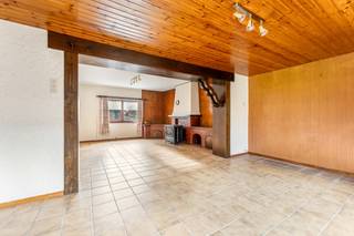 Te renoveren gezinswoning met garage en bijgebouw op 4a85ca gelegen op een uiterst rustige locatie te Voeren. Dagelijkse voorzieningen...