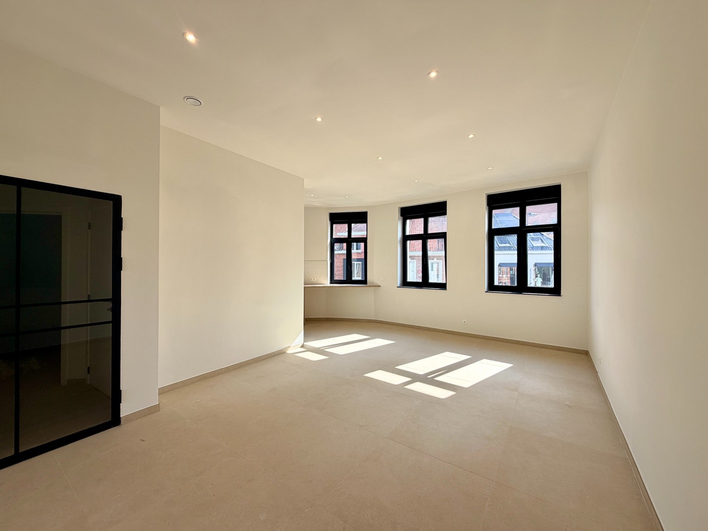 Volledig gerenoveerd 2-slaapkamerappartement met zolder in het hart van Tielt! - foto 5