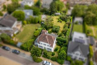 Deze ruime en karaktervolle gezinswoning aan Schuttershof 19 biedt een aangename combinatie van gezellige leefruimtes, praktische voorzieningen en een prachtig aangelegde tuin. Dankzij de rustige maar centrale ligging bevinden alle mogelijke faciliteiten zich op wandelafstand.<br /><br />Beschrijving:<br />Via de inkomhal betreedt u de woning. Op het gelijkvloers bevindt zich een gezellige tv-kamer, ideaal als afzonderlijke ontspanningsruimte. Daarnaast beschikt de woning over een ruime eetkamer met zithoek en salon. De naastgelegen volledig uitgeruste keuken biedt alle nodige voorzieningen. Verder vindt u op deze verdieping een gastentoilet en een afzonderlijk bureel, dat perfect dienst kan doen als thuiswerkplek of hobbyruimte. Vanuit de hal is tevens de praktische kelder bereikbaar, die voor extra opslagruimte zorgt.<br /><br />Op de eerste verdieping bevinden zich drie ruime slaapkamers en een volledig ingerichte badkamer. Deze is uitgerust met een ligbad, een afzonderlijke douche, een toilet en een dubbele wastafel.<br /><br />Ook buiten heeft deze woning heel wat te bieden. Er is een garage alsook een praktische berging met bovenliggend een bergzolder. Aan bergruimte is er dus geen gebrek.<br /><br />De prachtig aangelegde, volwassen tuin, zichtbaar van op het zonnige terras, vormt een absolute troef. Dankzij de gunstige oriëntatie, het vele groen en de nodige privacy is het hier heerlijk vertoeven in een rustige omgeving. <br /><br />Voor meer informatie of een bezoek, neem contact met ons op via info@vastengoed.be of bel naar 014/72 73 74.<br /><br />Wenst u een gratis schatting van uw eigendom? Neem contact met ons op via 014/72 73 74.