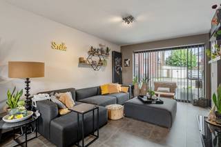 Centraal wonen zonder in te boeten op comfort of buitenruimte? Deze gezellige en instapklare woning in hartje Herent combineert het beste van twee werelden: de privacy van een eigen huis met het onderhoudsgemak van een appartement.<br />Met 104 m² bewoonbare oppervlakte is de woning bijzonder praktisch ingedeeld.<br />Op het <span>gelijkvloers</span> bevinden zich de <span>inkomhal met gastentoilet</span>, een praktische berging en een <span>aangename leefruimte</span> met aansluitend de<span> volledig uitgeruste keuken</span>. Van hieruit stap je rechtstreeks het terras en de <span>zuidgerichte stadstuin</span> in. Een gezellige plek om buiten te eten, vrienden te ontvangen of heerlijk van de zon te genieten.<br />Het geïsoleerde tuinhuis biedt extra bergruimte. Ook aan praktisch comfort werd gedacht met onder meer een regenwaterput en waterontharder.<br />Op de <span>verdieping</span> bevinden zich <span>drie kamers en de badkamer</span>. Momenteel zijn deze ingericht als slaapkamer, bureau en dressing maar mits een beperkte aanpassing zijn ook drie slaapkamers mogelijk.<br />Ook de ligging is een absolute troef. Je woont pal in het centrum van Herent, met winkels, openbaar vervoer, scholen, supermarkten en alle dagelijkse voorzieningen op wandelafstand. <br />En parkeren? Dat doe je gewoon voor je eigen deur, op je privéparkeerplaatsen met laadpaal voor een elektrische wagen.<br />Een verrassend complete woning voor wie centraal, comfortabel en zorgeloos wil wonen.<br />Ontdek deze woning zelf en plan je bezoek met Philippe via de knop ‘Bezoekmoment’ op onze website.