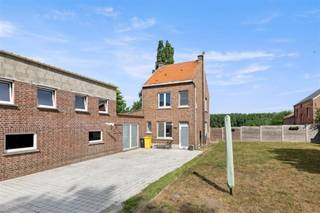 Op zoek naar een woning waar je helemaal je eigen stempel op kan drukken? Dan is deze charmante woning aan het Kerkplein 4 in Kortenaken precies...