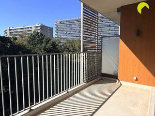 <p><span>Dit ruim en energiezuinig 3-slaapkamer appartement vinden we in een rustige omgeving nabij openbaar vervoer en dicht tegen Antwerpen.</span></p><p><span>Het appartement ligt op de 5</span><span><sup>e</sup></span><span> verdieping van een recent en goed onderhouden gebouw.</span></p><p><span> </span></p><p><span>Indeling:</span></p><p><span>We nemen de lift naar de 5</span><span><sup>e</sup></span><span> verdieping en komen binnen langs de inkomhal, hier is er een apart toilet voorzien met handenwasser alsook een handige bergruimte.<br />De hal is voldoende groot om nog een opbergkast te plaatsen voor de schoenen.</span></p><p><span>De leefruimte bevat zeer veel licht door het grote schuifraam dat uitgeeft op het eerste terras met zuidwest oriëntatie, het schuifraam is voorzien van een elektrisch rolgordijn.</span></p><p><span>De open keuken is volledig ingebouwd en zal voorzien worden van een nieuwe koelkast met vriesvak, voor de rest is de keuken uitgerust met een oven, microgolf, vaatwasser, kookplaat met dampkap en een spoelbak.</span></p><p><span> </span></p><p><span>In de nachthal vinden we de eerste badkamer terug, deze is voorzien van een ligbad, wastafel en toilet.</span></p><p><span>Aan de achterzijde van het gebouw vinden we de 3 slaapkamers terug, alle slaapkamers hebben toegang tot het achterste terras. De grote slaapkamer is voorzien van een ingemaakte dressinghoek.</span></p><p><span> </span></p><p><span>Aan het einde van de nachthal vinden we de douchekamer terug met wastafel. Verder is er nog een 2</span><span><sup>e</sup></span><span> berging voorzien met aansluiting voor wasmachine en droogkast.</span></p><p><span> </span></p><p><span>Ten slotte is er in de ondergrondse parkeergarage nog een aparte garagebox verplicht bij aan te huren voor €50.</span></p><p><span> </span></p><p><span>Vooraan het complex zijn er enkele stalplaatsen voorzien voor fietsen.</span></p><p><span> </span></p><p><span>Nuttige informatie:</span></p><ul><li><span>Beschikbaarheid: onmiddellijk</span></li><li><span>Gemeenschappelijke lasten: €160 (lift, syndicus, minuterie, …)</span></li><li><span>Huurwaarborg: 3 maanden</span></li><li><span>Plaatsbeschrijving €225 per partij</span></li><li><span>EPC label A</span></li></ul><p><span> </span></p><p><span> </span></p><p><span>Boek nu zelf ONLINE uw afspraak in. Surf naar het betreffende eigendom op onze website www.habicom.be en klik op de roze knop 'PLAN EEN BEZOEK'. </span></p><p><span>Kies het moment dat u het beste uitkomt, vul de gevraagde contactgegevens in en klik nadien op verzenden om te bevestigen.</span></p><p><span> </span></p><p><span> </span></p>