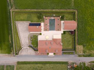 Villa exclusive sur un terrain spacieux de 2 316 m² où paix, espace et intimité sont essentiels. L'annexe multifonctionnelle offre une valeur...