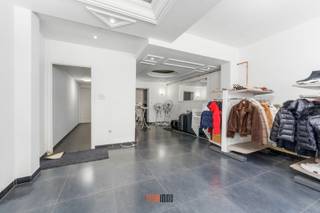 Interessante aankoopprijs voor een groot woonvolume!<br />Deze verrassend ruime rijwoning met gezellige stadstuin vinden we op 400m van shoppingcenter Frunpark, alsook supermarkten, school, bakker,... Ook het station van Izegem ligt op een ruime km afstand, oprit E403 bereikbaar binnen 5km!<br /><br />De woning werd in 2008-2009 grondig vernieuwd. Op heden vragen enkel de badkamer en keuken een vernieuwing. <br />Het gelijkvloers bestaat uit een oude commerciële ruimte die heel makkelijk tot garage kan omgebouwd worden (mits plaatsing garagepoort en nieuwe voordeur). De wasplaats is hierin ook aanwezig. Verder gaan we door naar de (trap)hal met toegang tot een droge kelder alsook de ruime en lichtrijke woonkamer, toilet en de keuken met toegang tot de zongerichte stadstuin (zuid).<br />De eerste (tussen)verdieping omvat twee ruime slaapkamers, met op het tweede niveau de badkamer (wastafel, douche, toilet) en nog een derde slaapkamer.<br /><br />Via een vaste trap bereiken we de tweede verdieping bestaande uit een polyvalente ruimte met toegang tot 2 kleinere slaapkamers. Op dit verdiep is ook een nachttoilet geïnstalleerd.<br />De woning, met een bruikbare oppervlakte van 209m², is uiterst geschikt voor grotere gezinnen die de centrale ligging ook weten te appreciëren.<br /><br />De woning wordt verwarmd via centrale verwarming, in de keuken bevindt zich een afzonderlijke (te vernieuwen) gaskachel. EPC label E => woning onderhevig aan renovatieplicht.<br /><br />Het herschilderen van de voorgevel en het wijzigen van de commerciële gelijkvloerse ruimte tot een garage/fietsenberging, zijn heel interessante opties om deze woning volledig te optimaliseren. Sommige afbeeldingen zijn AI-bewerkt om kandidaten een mooi beeld te geven van de mogelijkheden met de voorgevel en winkelgedeelte.<br />Interesse gewekt? Contacteer Sarah voor meer info of een plaatsbezoek!