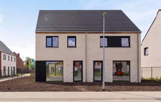 Hectaar bouwt deze energiezuinige nieuwbouwwoningen vlakbij het centrum van Roeselare (3km van de Grote Markt) en op slechts 2km van het station. In de nabije omgeving bevinden zich verschillende winkels zoals een bakkerij, slagerij, frituur en grootwarenhuizen. Verder zijn de woningen voorzien van een lichtrijke leefruimte met open, geïnstalleerde keuken,  3 slaapkamers en een badkamer met bad, douche en dubbel lavabomeubel. 
<ul>
	<li>Energiezuinige woning;</li>
	<li>Lichtrijke leefruimte met open keuken;</li>
	<li>3 ruime slaapkamers;</li>
	<li>Vloerverwarming op het gelijkvloers;</li>
	<li>Warmtepomp lucht /water;</li>
	<li>Mogelijkheid tot het plaatsen van een carport met tuinberging;</li>
</ul>
Wens je een afspraak om deze woningen te ontdekken? Contacteer ons!